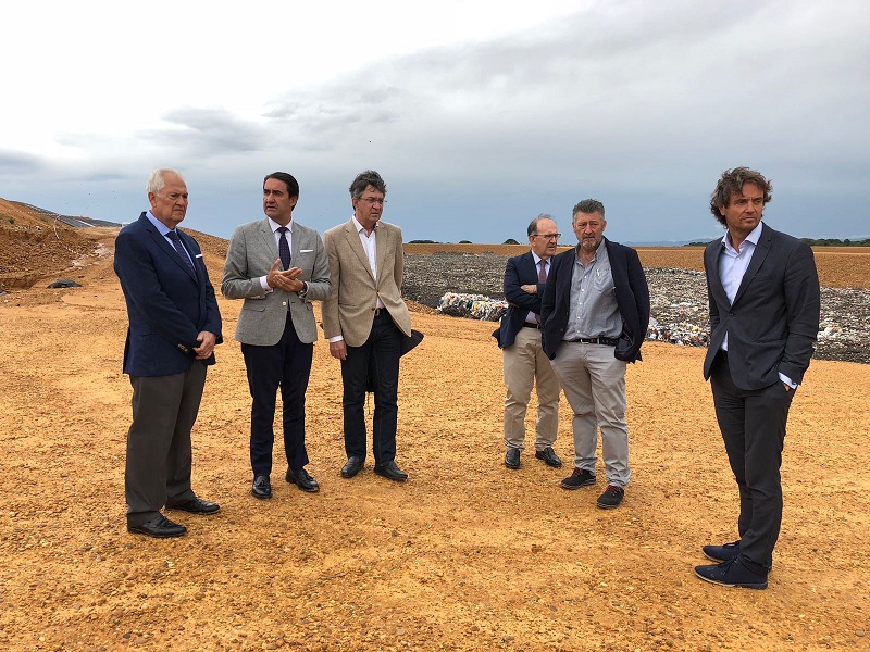 El consejero de Fomento y Medio Ambiente de Castilla y Len (segundo por la izquierda) visit el pasado 11 de julio el Centro de Tratamiento de...