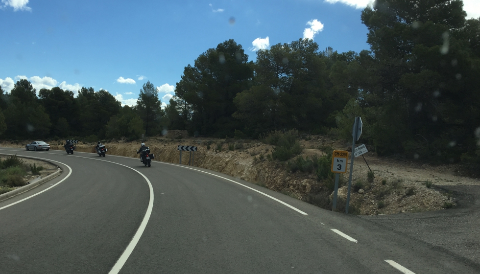 Un rodeo por carretera comarcal acentu las diferencias entre motos y coches