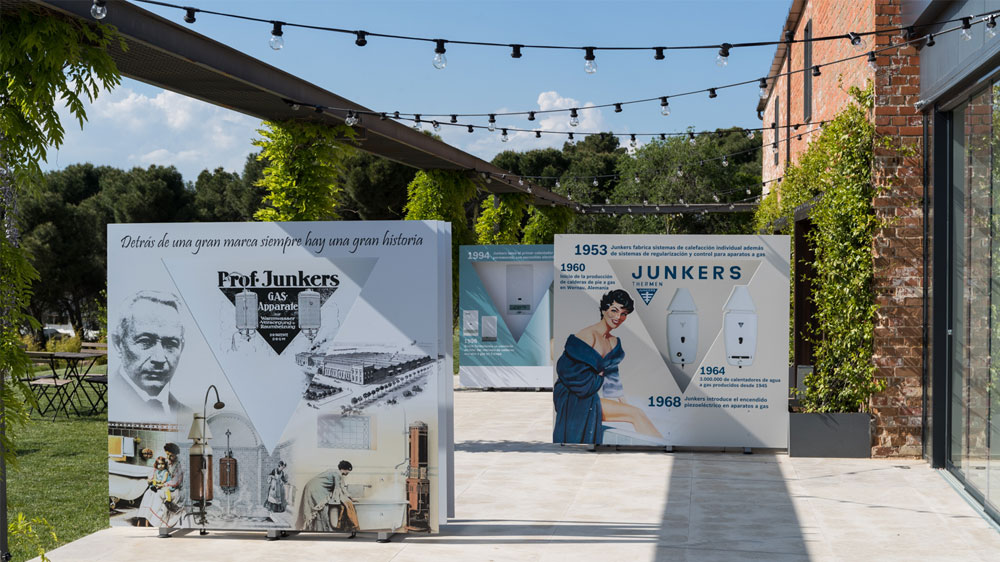 Durante toda la gira los asistentes han podido viajar por la historia de Junkers gracias a un museo fsico creado con paneles...