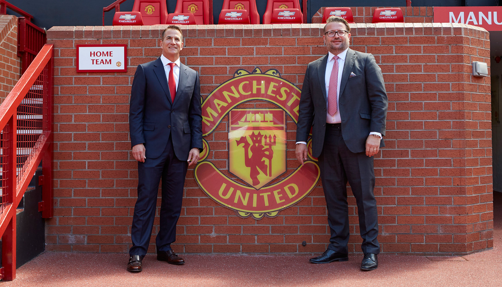 David Kohler, presidente y CEO de Kohler Co., y Richard Arnold, director gerente del Manchester United