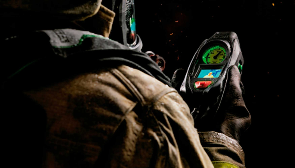Figura 9: Imagen de un bombero en accin observando la pantalla de la TIC integrada en la unidad de control del equipo respiratorio autnomo (ERA)...