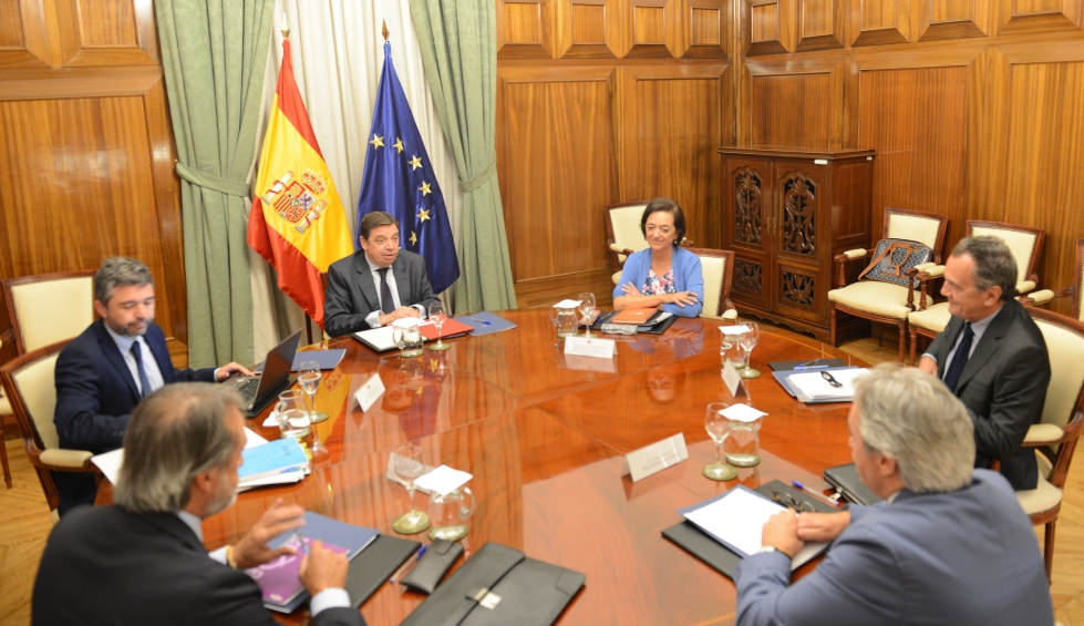 Imagen de la reunin mantenida por el ministro Luis Planas, la Directora General de Producciones y Mercados Agrarios, Esperanza Orellana...
