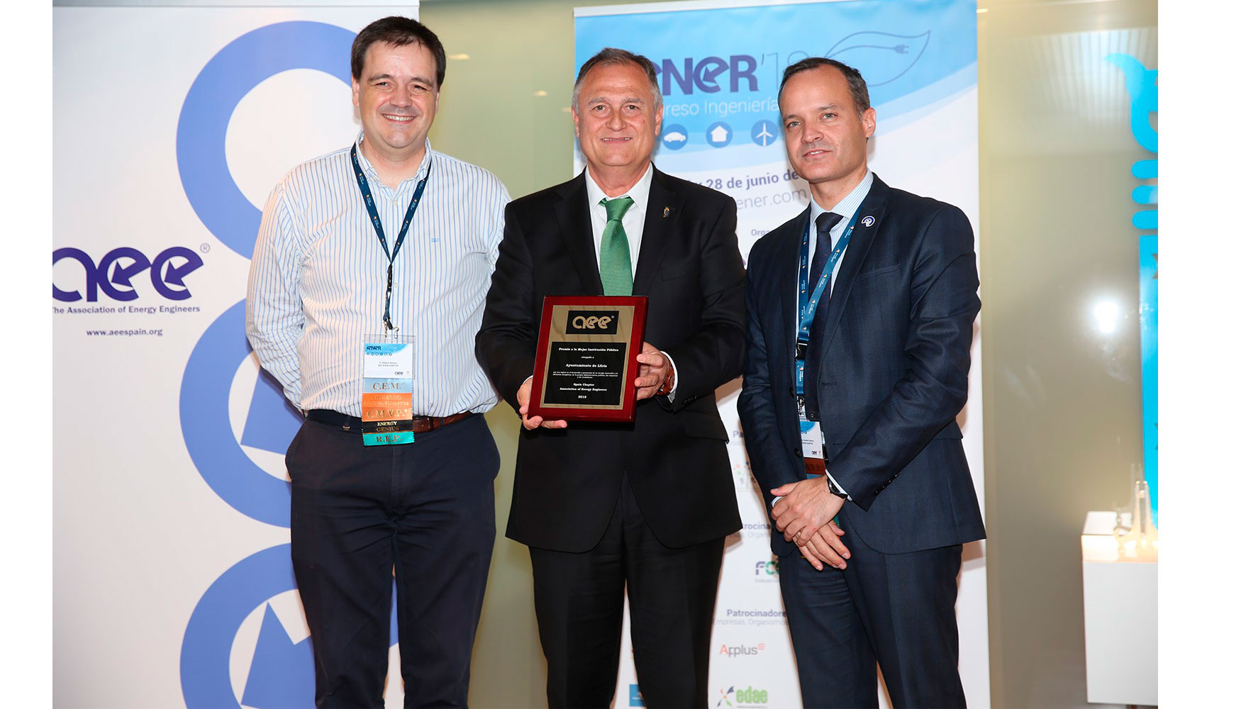 El alcalde de Lliria, Manuel Civera, recogiendo el Premio a la Mejor Institucin Pblica