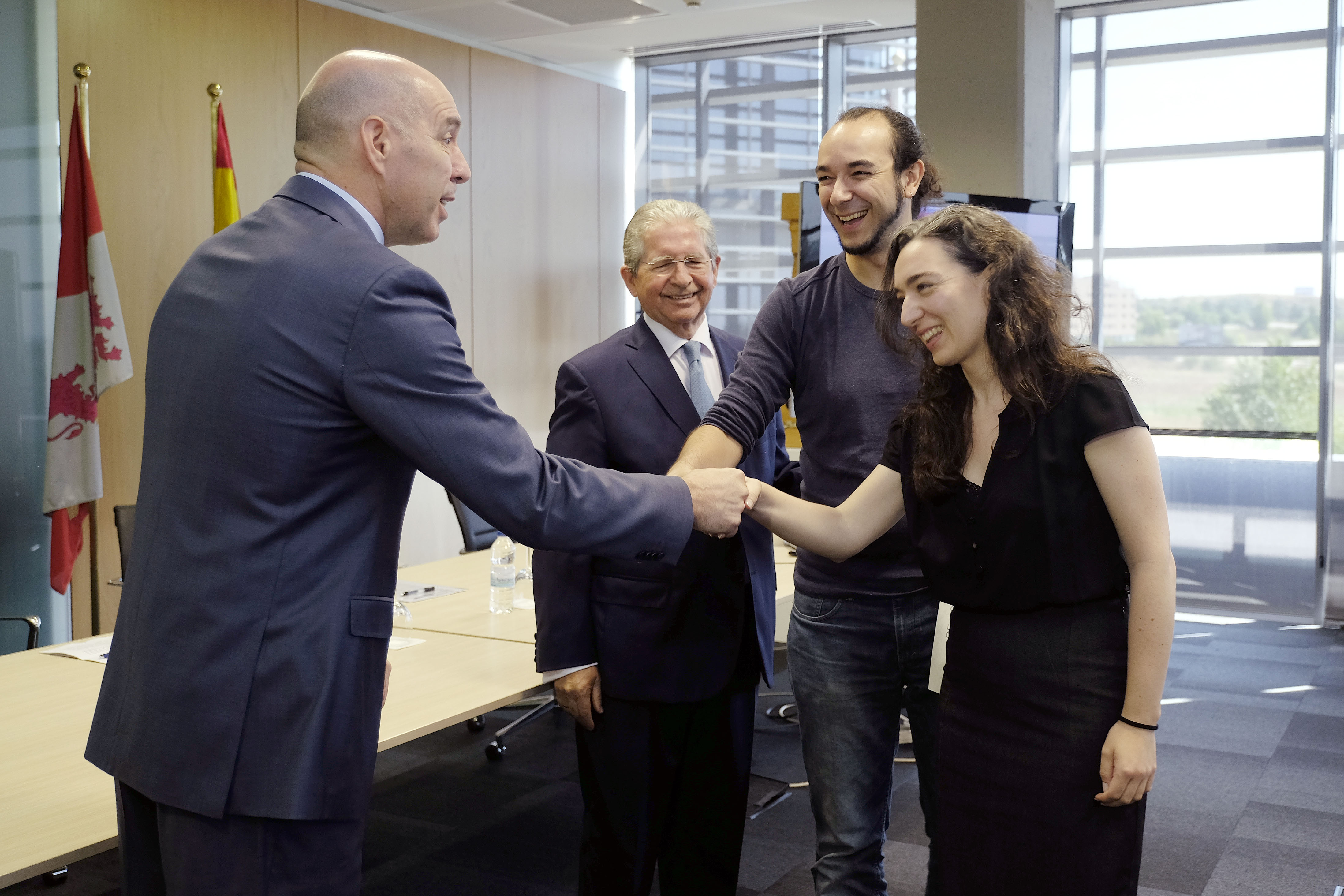 El presidente del Grupo CLH, Jos Luis Lpez de Silanes (a la derecha de la imagen)...