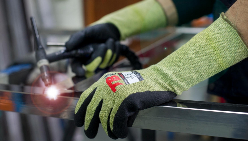 Los guantes anticorte de Toms Bodero son altamente recomendables para industrias que realicen manipulado de piezas cortantes, chapas metlicas...