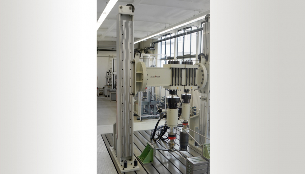 El prtico de ensayos biaxial del laboratorio de ensayos de Zwick Roell est disponible para realizar ensayos bajo pedido...