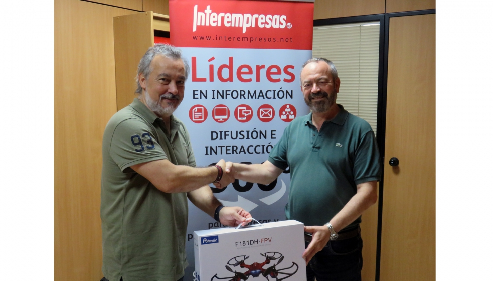 Angel Hernndez, director de Interempresas Media, hizo entrega del dron sorteado a Enrique Jarque, de Hejar