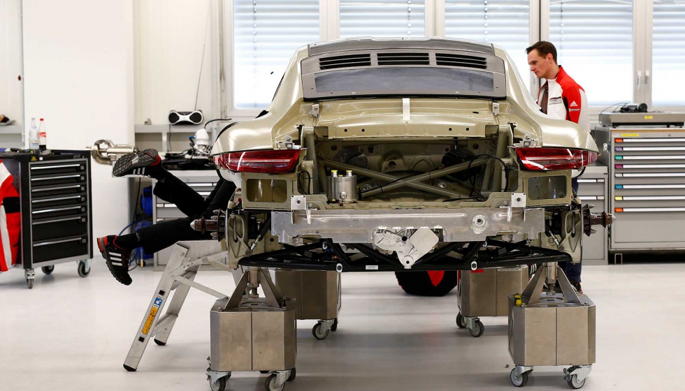 La produccin de las exclusivas unidades de competicin del Porsche 911 RSR se realiza en el centro de Porsche Motorsport, en Weissach, Alemania...