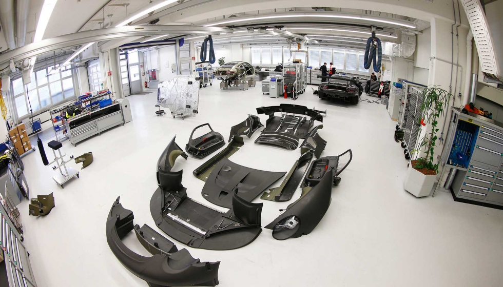 En la construccin del 911 RSR se parte de la carrocera desnuda de aluminio de un Porsche 911 de calle, sin los paneles exteriores...