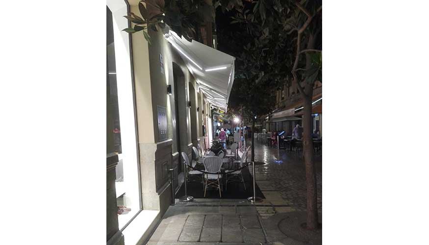 El restaurante Matiz dispon de de tres toldos E300 con faldn luminiscente, calefaccin por infrarrojos e iluminacin en los brazos...