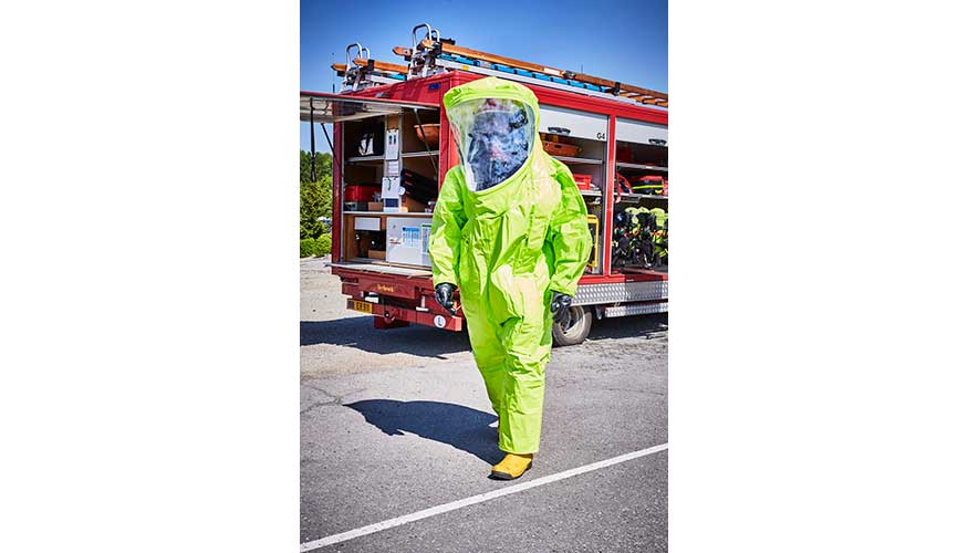 Los trajes totalmente encapsulados Tychem TK de DuPont se han sometido a ensayos por bomberos en un ejercicio de simulacro...