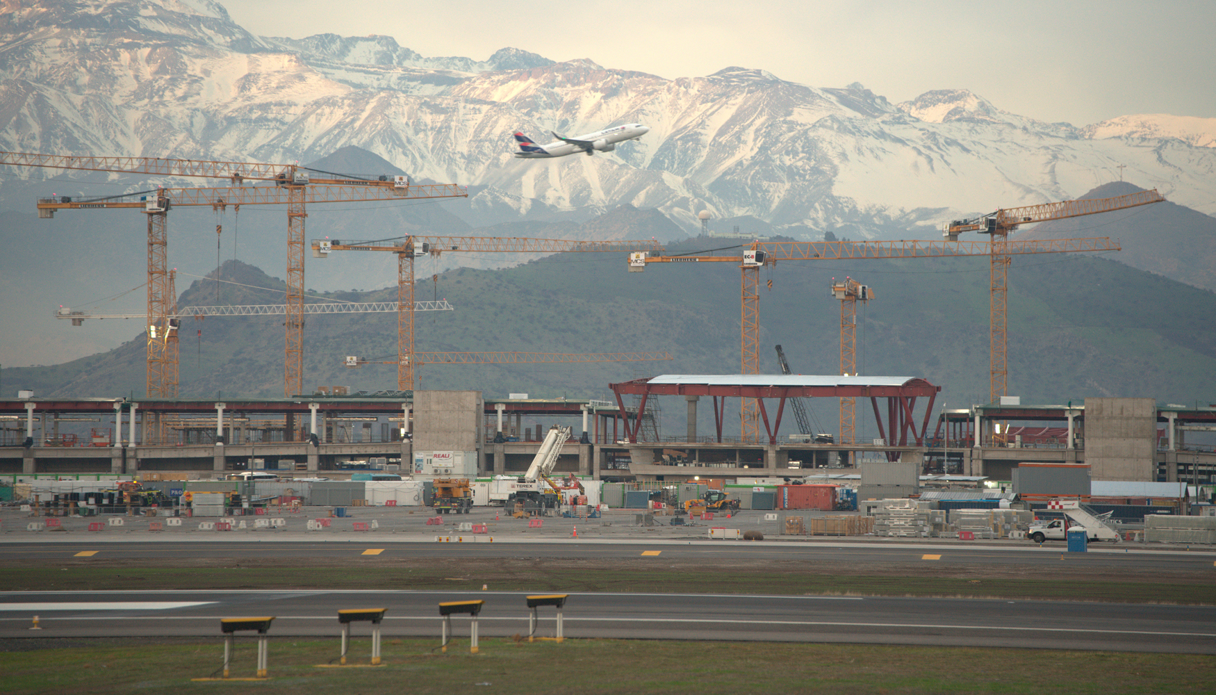 En total, se estn utilizando 23 gras torre de Liebherr para la construccin del aeropuerto de Santiago de Chile