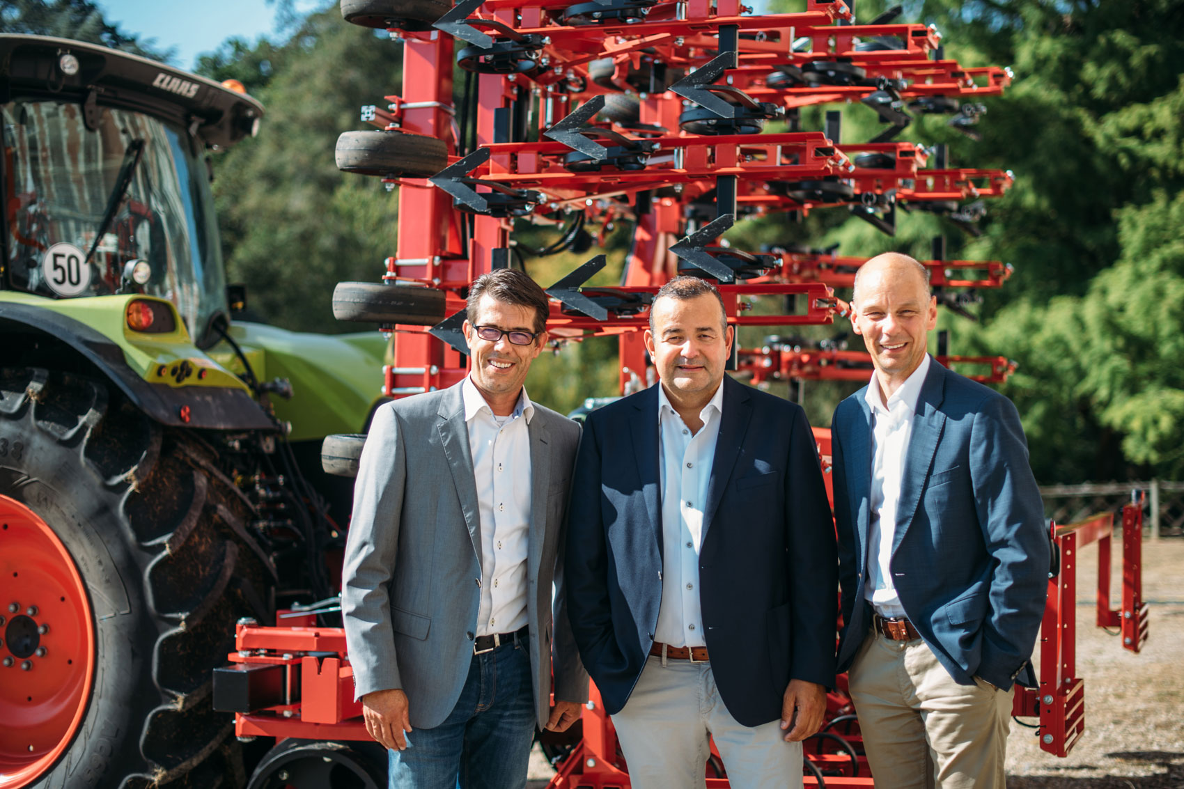 El CEO de Lemken, Anthony van der Ley (centro), junto al ex-propietario de Steketee, Klaas Veerman (izq...