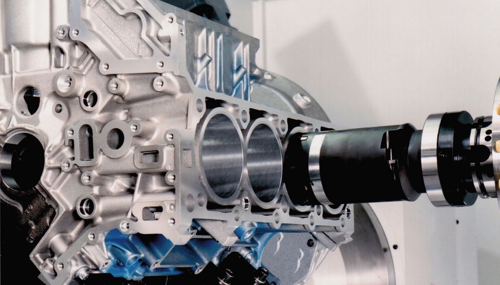 Un procesamiento completo incluye en Starrag tambin el acabado del orificio de cilindro, por ejemplo, en un motor V8 para AMG. Foto: Starrag...
