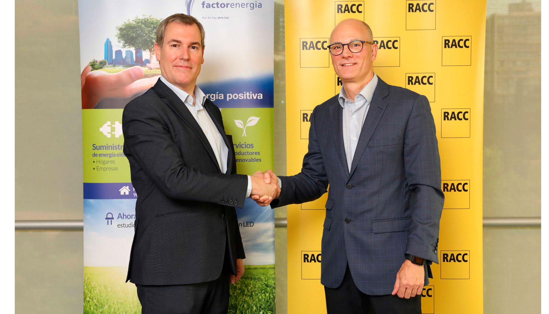 Emilio Rousaud, director general de Factorenergia y Xavier Prez, director general del RACC, tras la firma del acuerdo
