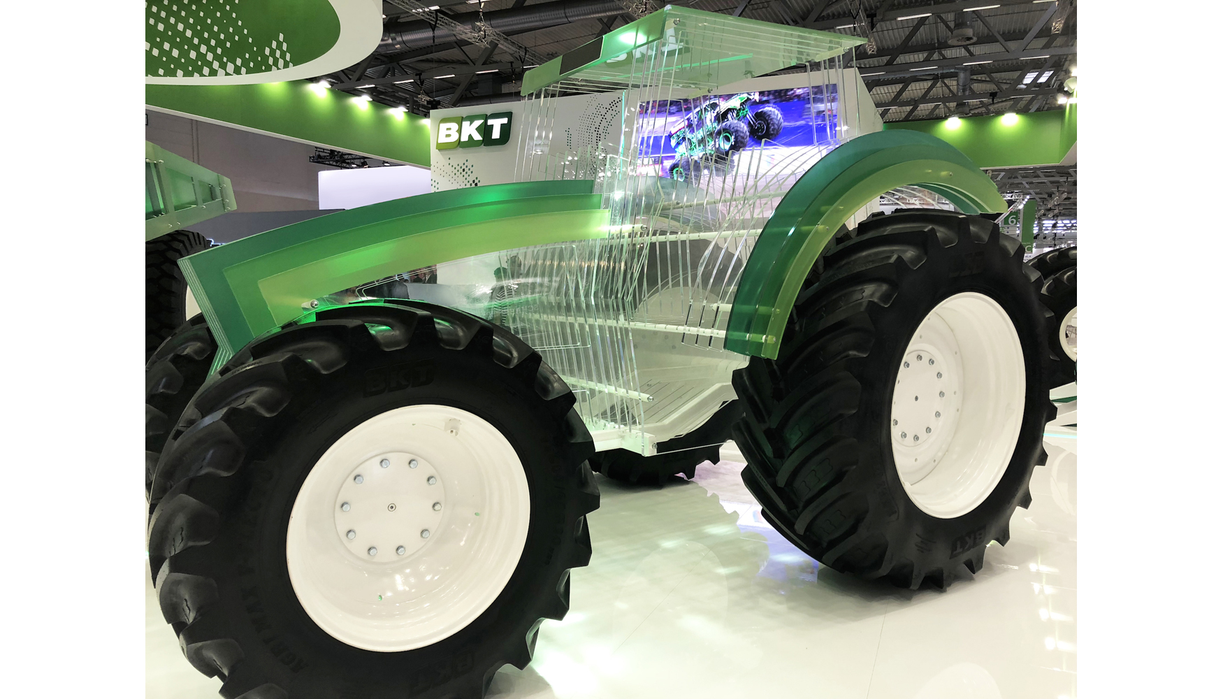 El tractor de plexigls pesa 1.500 kg y est equipado con un neumtico de ltima generacin: Agrimax V-Flecto