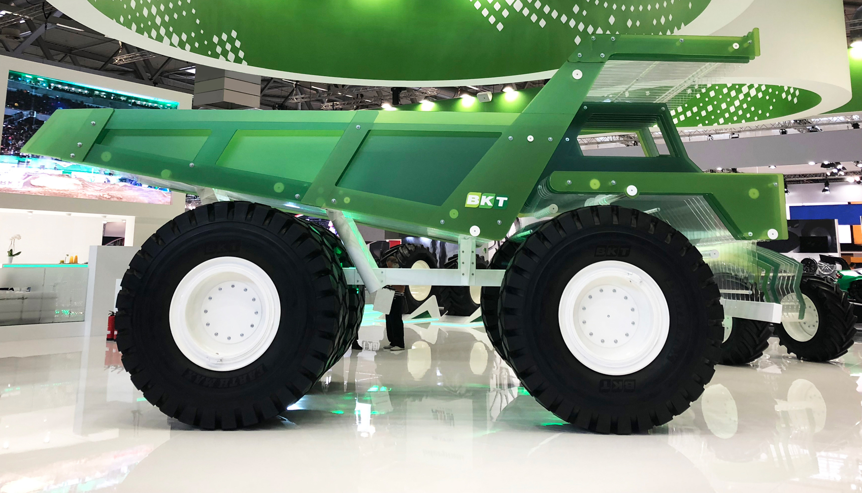 El dumper, creado en escala 1:1, est equipado con seis neumticos Earthmax SR 45 M