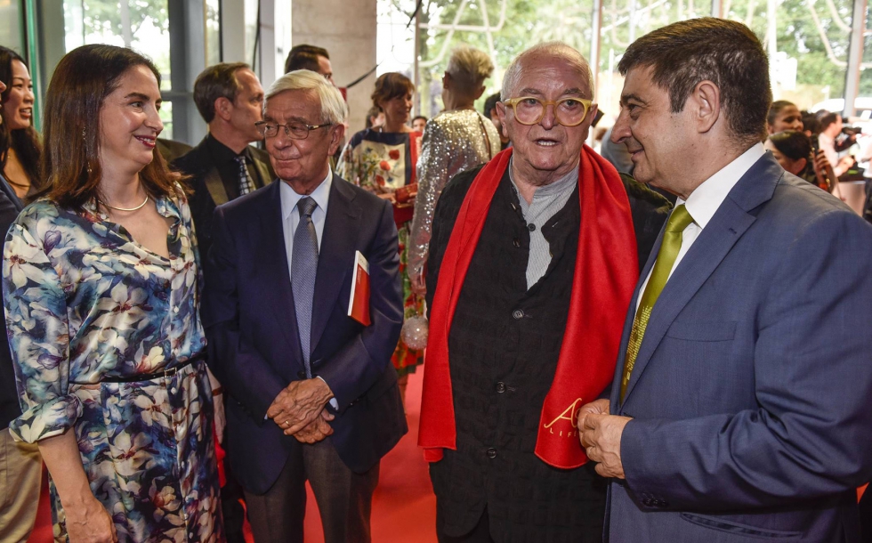 Francisco Reyes, a la derecha, junto a Juan Mari Arzak durante la Gala 50 Best celebrada en Bilbao