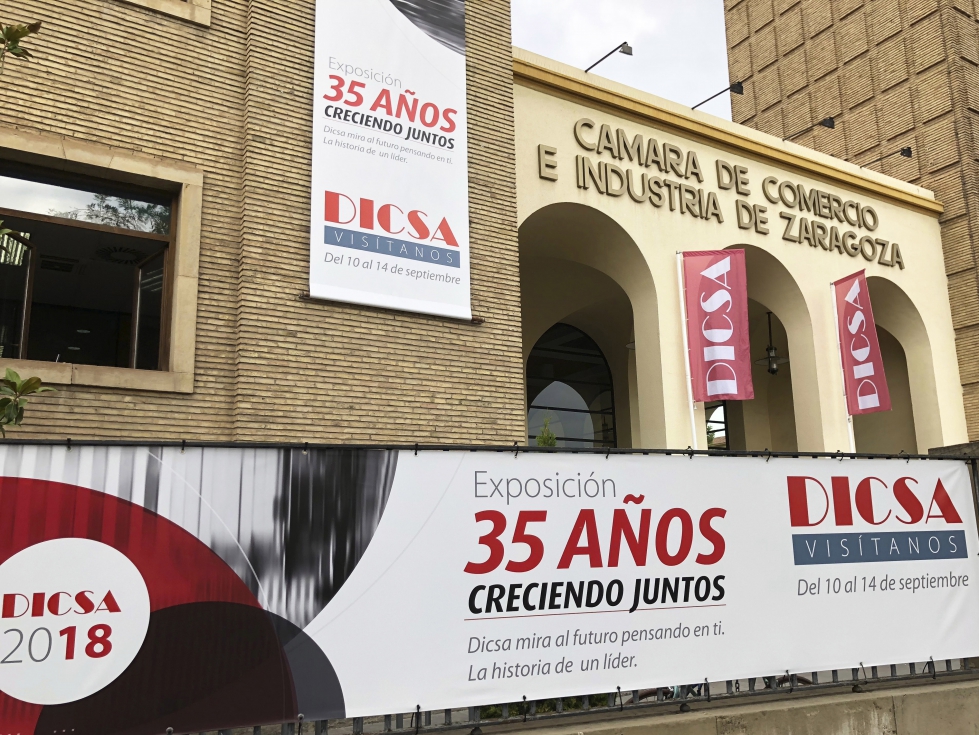 Exterior de la exposicin organizada en la Cmara de Comercio de Zaragoza