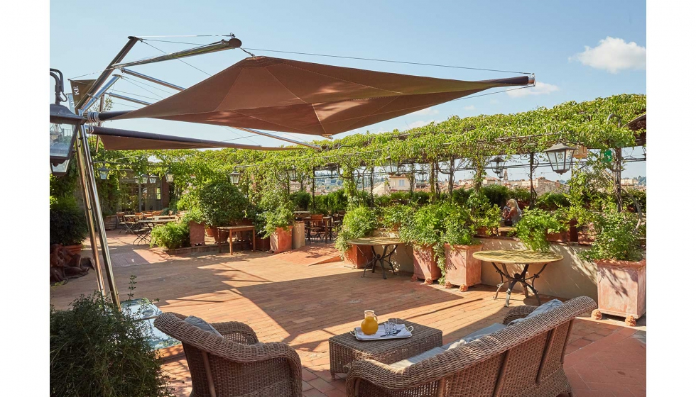 La terraza del restaurante B-Roof, en el Hotel Baglioni Florencia, cuenta con las Velas Kolibrie de KE Outdoor Design