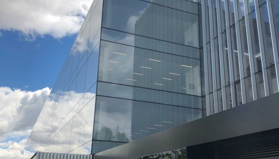 Vidrios aislantes de gran formato instalados en las nuevas oficinas del Real Madrid