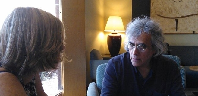 Gustavo Avils, conversando con la editora de iCandela, Mercedes Arroyo