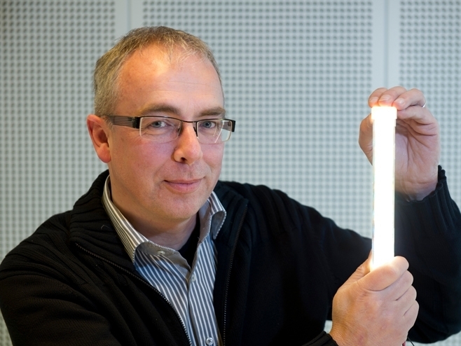 Coen Liedenbaum at Philips Research shows the first prototype TLED...