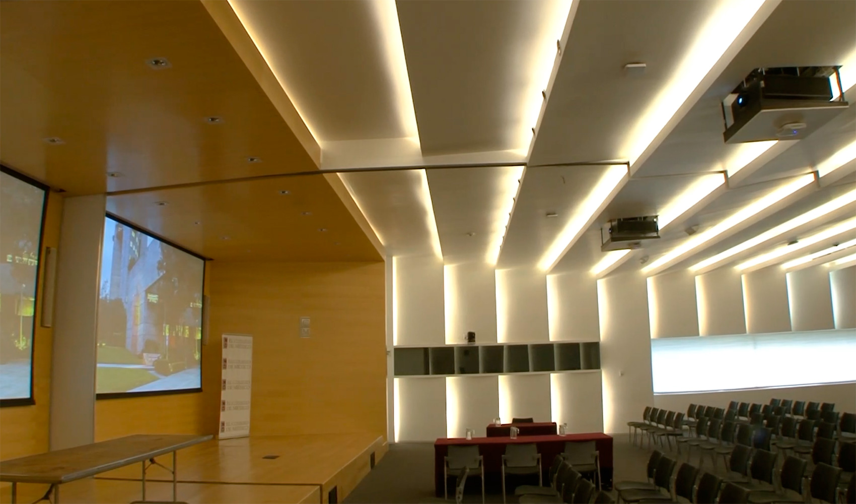 Los proyectores se han ubicado sobre elevadores elctricos en el techo, proyectando en dos pantallas de 189 pulgadas...