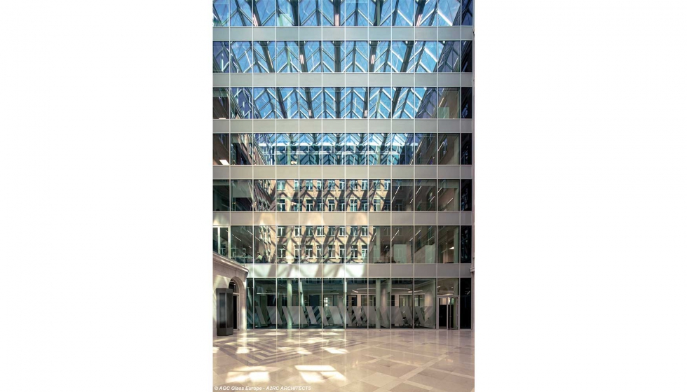 La fachada de vidrio aislante de triple acristalamiento de la sede central de AXA en Bruselas cuenta con vidrio de control solar ipasol neutral 70/37...