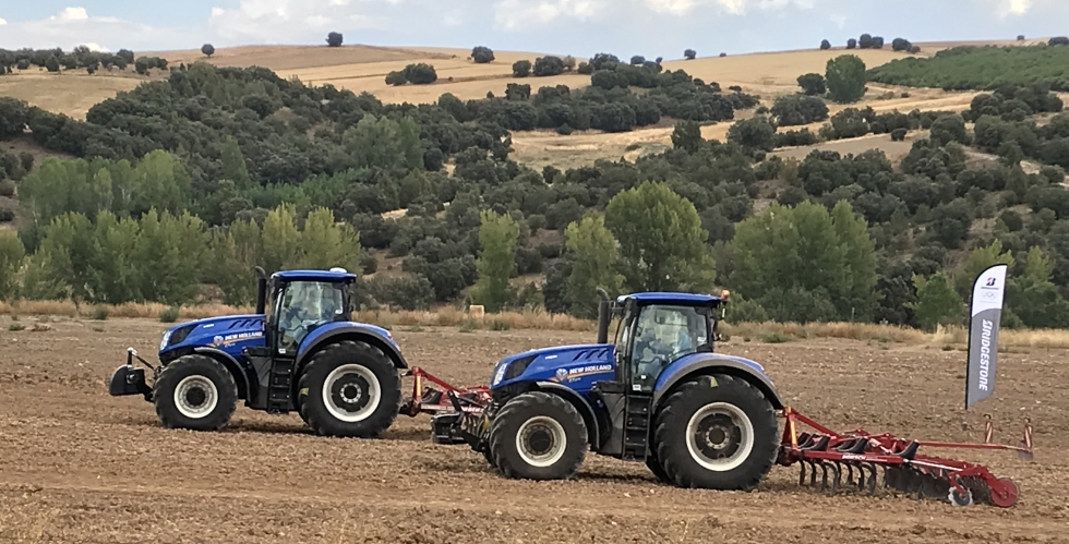 El tractor izquierdo, con neumticos VX-Tractor, por delante de su competidor durante la prueba comparativa