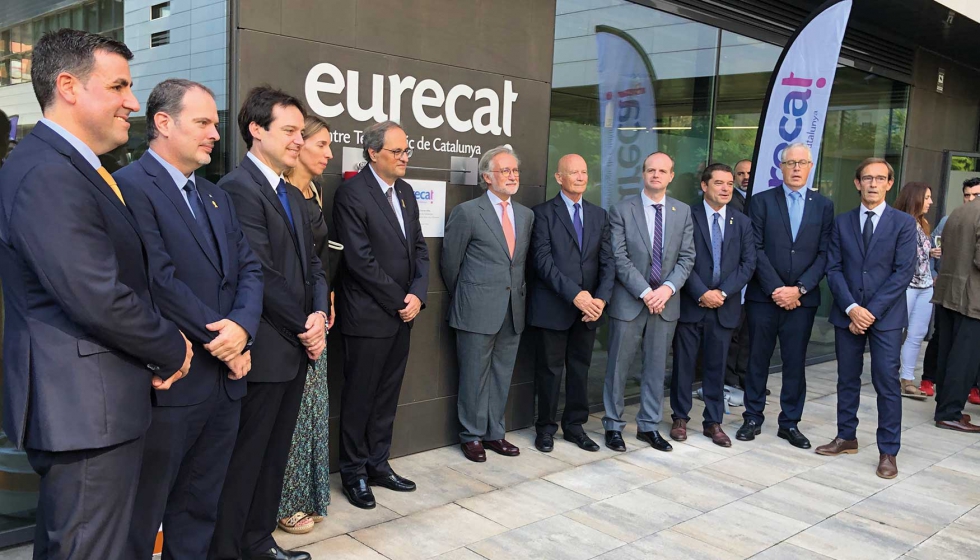Foto oficial ante la nueva sede del Centro Tecnolgico Eurecat en Barcelona. En el centro de la imagen, el president de la Generalitat (izq...