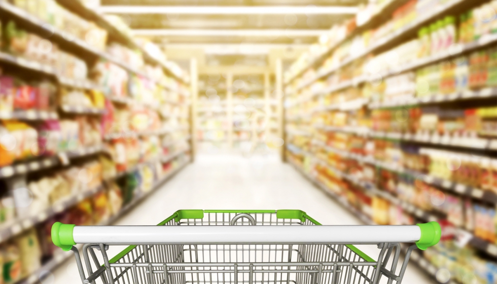 Los compradores espaoles siguen acudiendo al supermercado para adquirir sus productos frescos