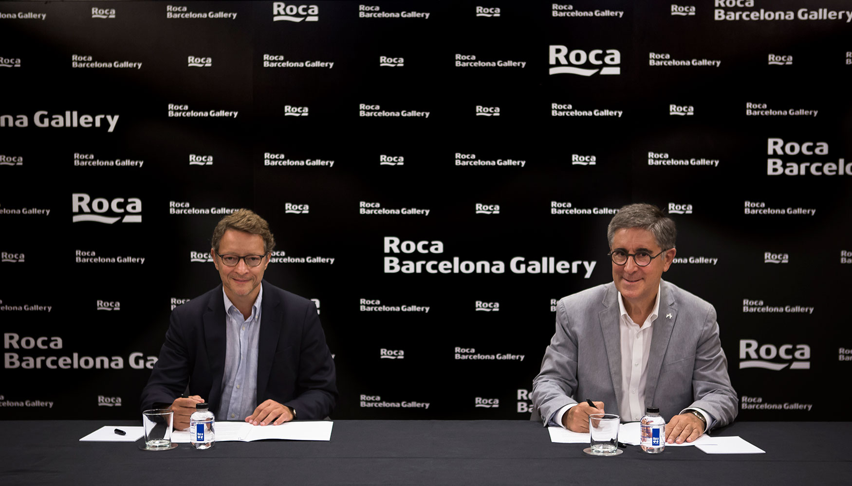 Xavier Torras, Roca Brand Communication Director (izda.) y el presidente de CAATEB Jordi Gosalves, durante la firma del acuerdo de colaboracin...