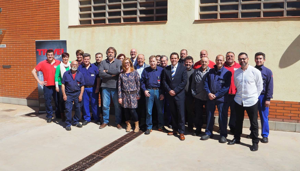 El equipo de Industrias Galts posa ante las instalaciones de la empresa