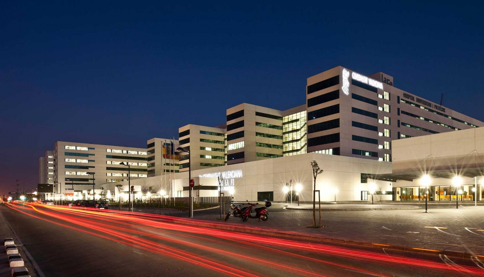 Vista nocturna de la fachada norte del Hospital La Fe