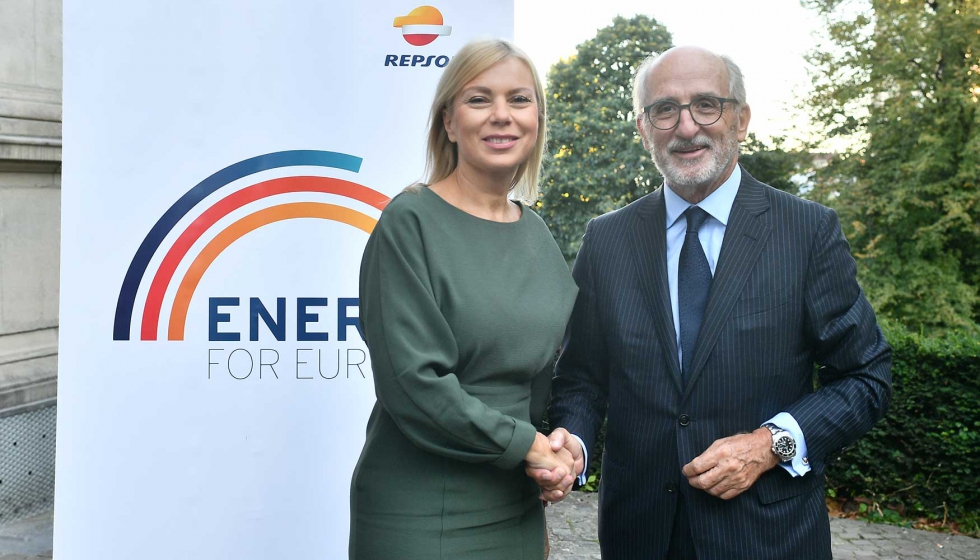 El presidente de Repsol, Antonio Brufau, junto a la comisaria europea de Mercado Interior, Industria, Emprendimiento y Pymes...