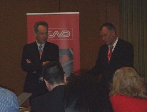 Thierry Leduc (izquierda) y Alberto Fernndez (derecha), respondiendo preguntas de los periodistas
