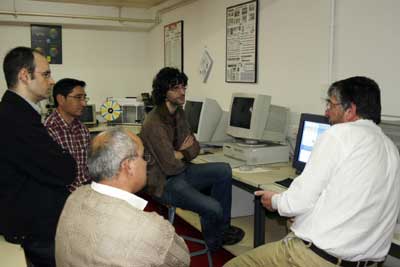 Manuel Gmez, de Procograf, demostrando a los responsables del IES Puerta Bonita el funcionamiento de Alwan Optimizer