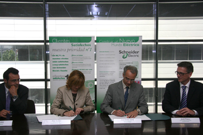 El convenio ha sido firmado por Jos Emilio Serra, director de Marketing de Schneider Electric, y Pilar Surez...