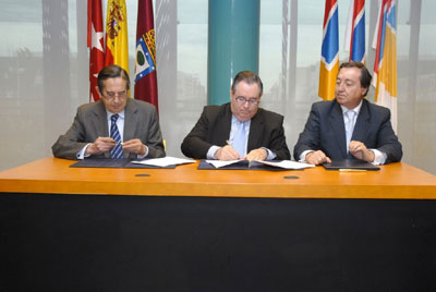 Momento de la firma del convenio de colaboracin entre Icil y Logitrans