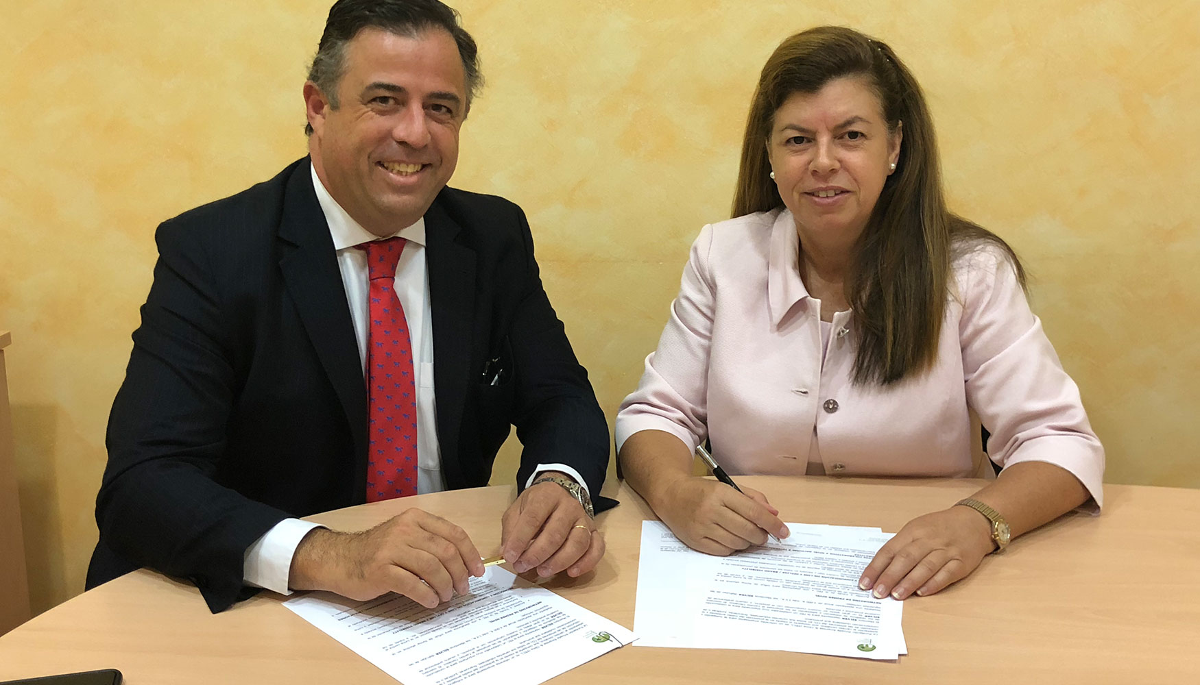 Ramn Ros Castell, director general de Ursa y Elvira Carles, directora de la FEC