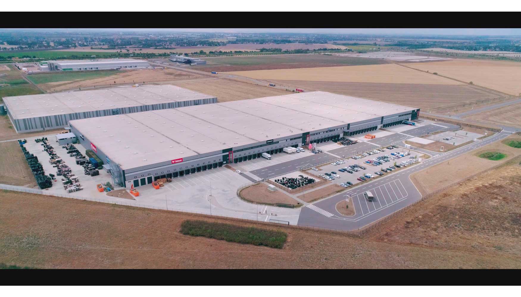 Situado cerca del aeropuerto de Leipzig, el nuevo centro de servicios posventa de Bobcat cuenta con 43.000 m2, rea equivalente a 14 campos de ftbol...