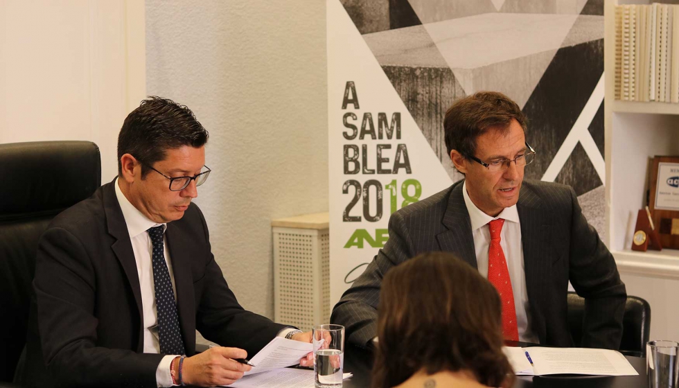 De derecha a izquierda, el director general y el presidente de Anfhop, Carlos Peraita y Vidal Medi� Santiago, respectivamente...