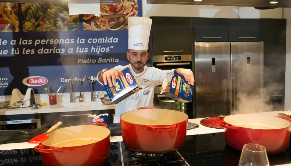 Marcello Zaccaria, chef de Barilla, ha sido el responsable de impartir un showcooking con recetas saludables y sostenibles...