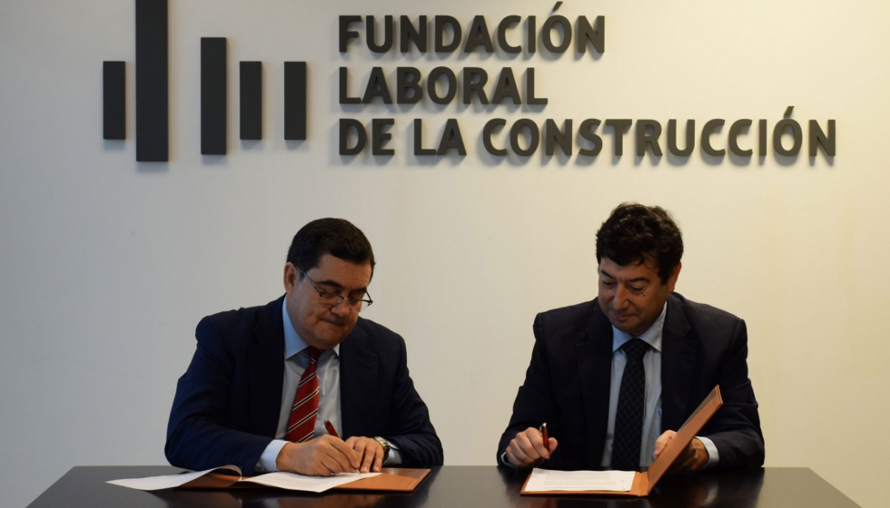 Enrique Corral (izquierda), director general de la Fundacin Laboral, y Pablo Martn, director de Asefave, firman el acuerdo de colaboracin...