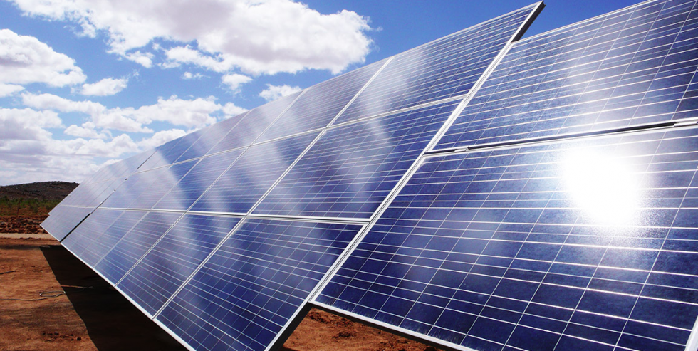 Paneles para produccin solar en una zona rural espaola