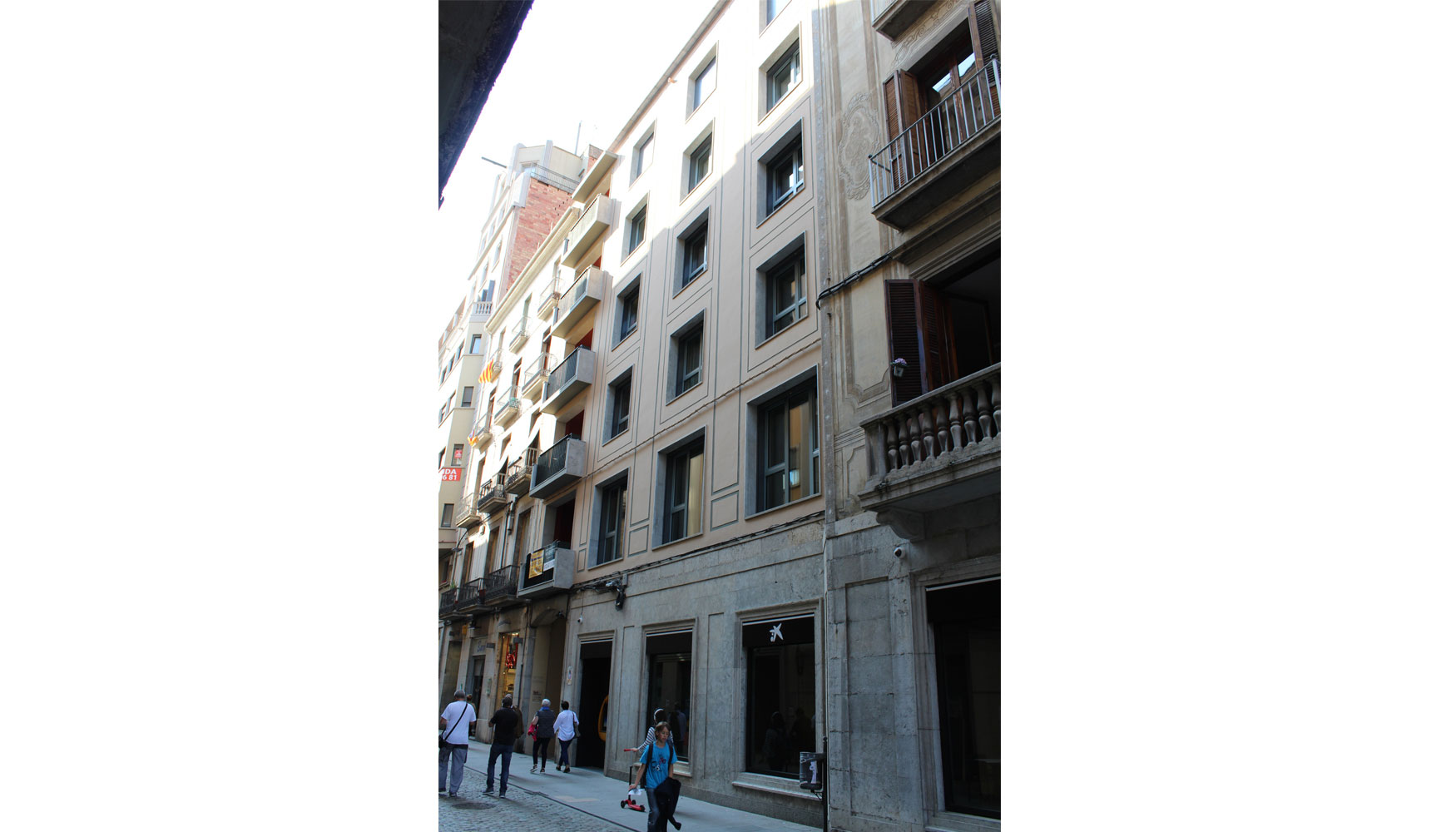 El edificio de Carrer Nou de Girona est en pleno casco histrico de la ciudad