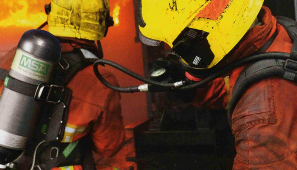 Figura 1: Bomberos en accin con vestuario de intervencin, casco y guantes en una intervencin para la extincin de un incendio en interiores...