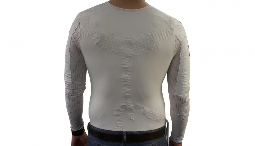 Wearlumb integra un conjunto de sensores en textil para medir la postura. Modelo masculino