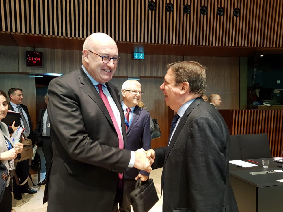 El ministro Planas derecha saluda al comisario europeo de Agricultura y Desarrollo Rural, Phil Hogan